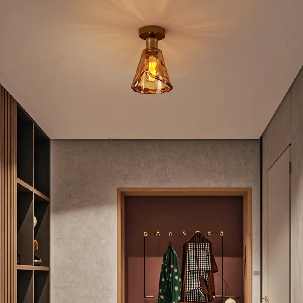 Plafonnier semi-encastré moderne en laiton et verre ambré, forme conique.