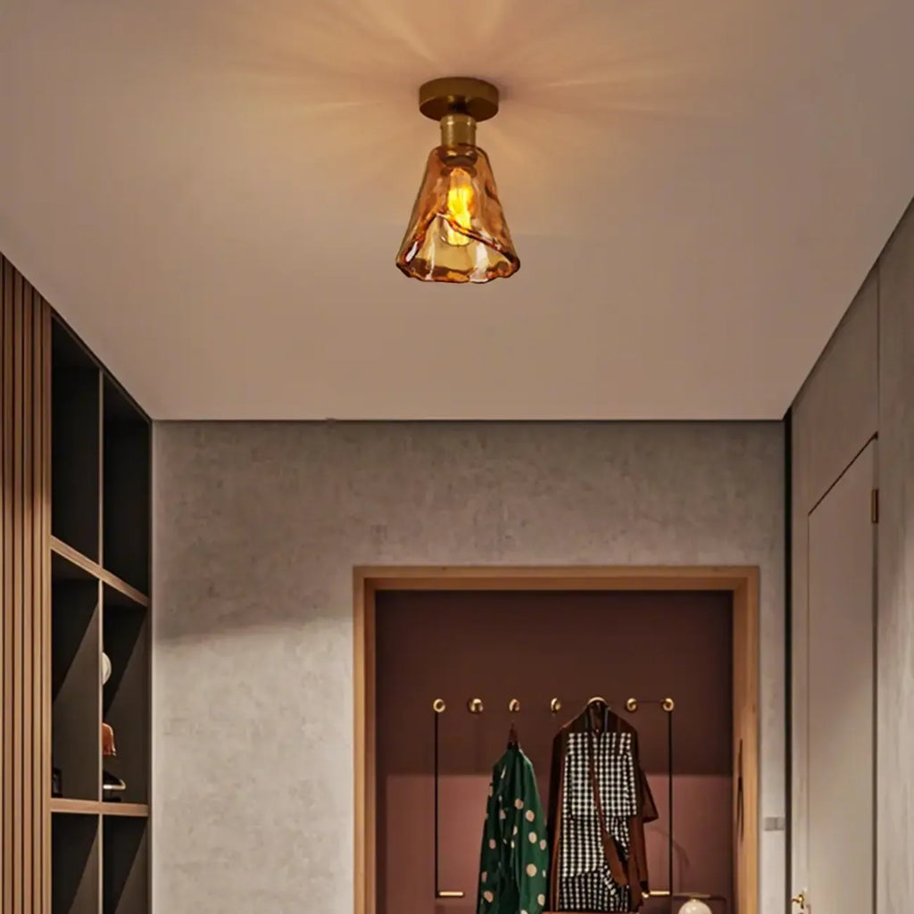 Plafonnier semi-encastré moderne en laiton et verre ambré, forme conique.