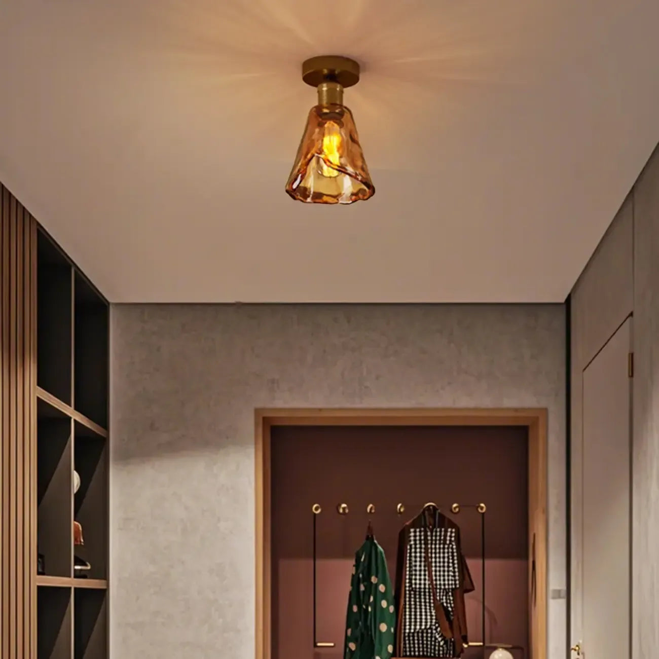 Plafonnier semi-encastré moderne en laiton et verre ambré, forme conique.
