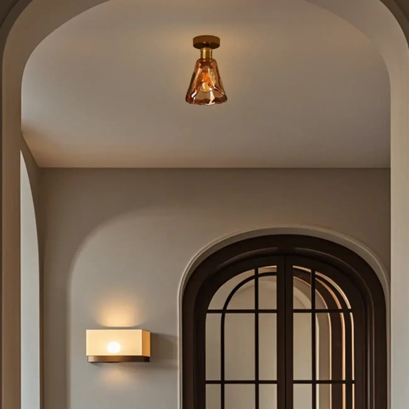 Plafonnier semi-encastré moderne en laiton et verre ambré, forme conique.