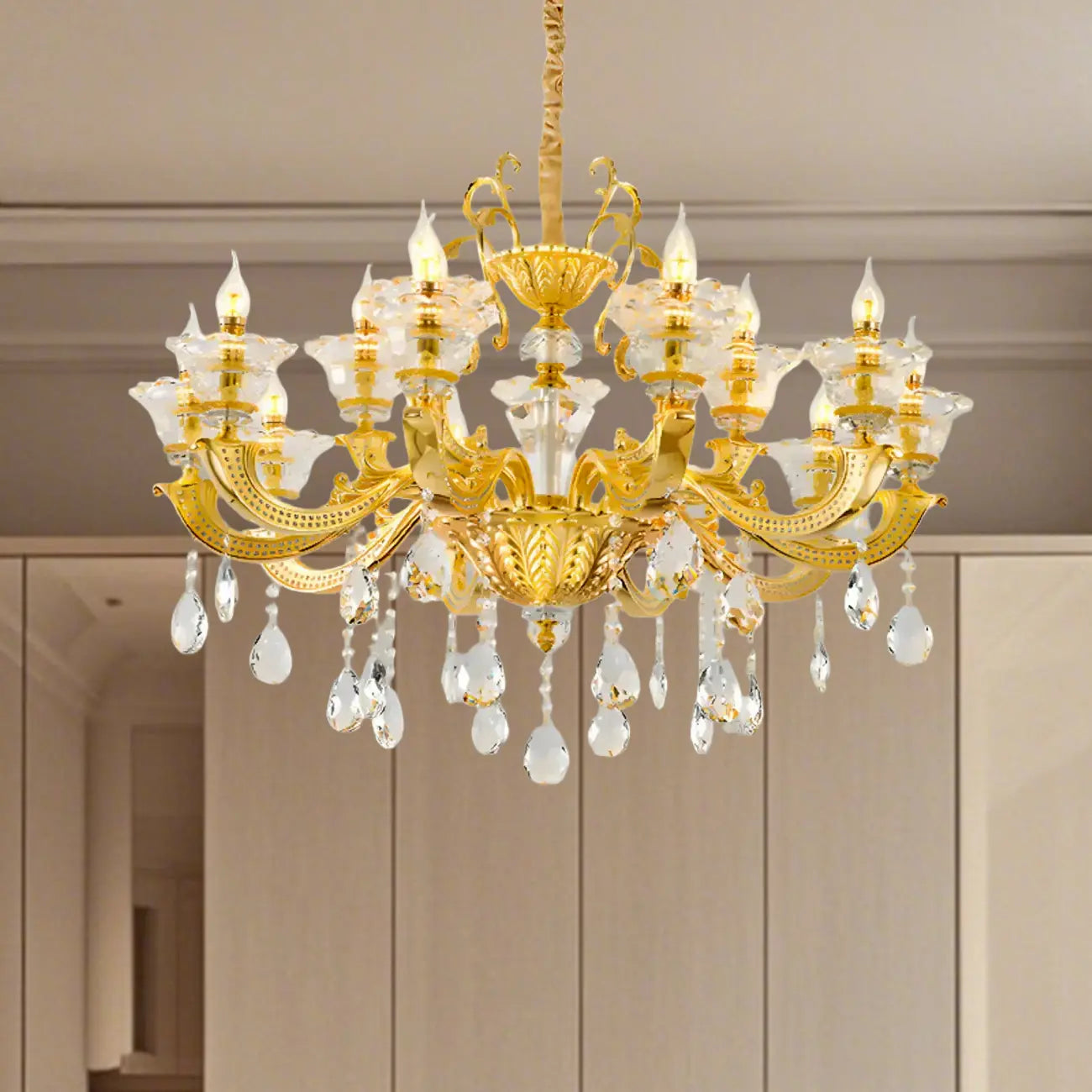Lustre suspendu en cristal doré pour salon avec éclairage indirect et candélabre