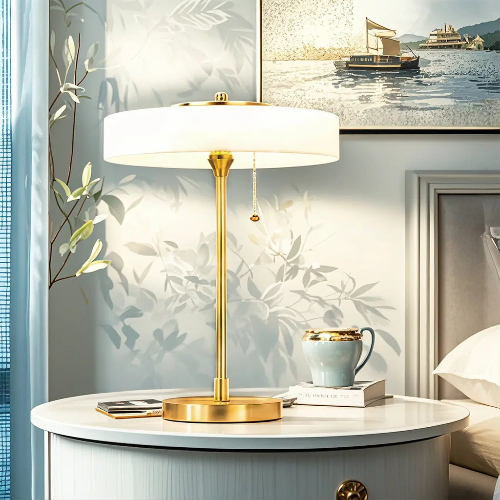 Lampe de chevet géométrique dorée avec interrupteur à tirette