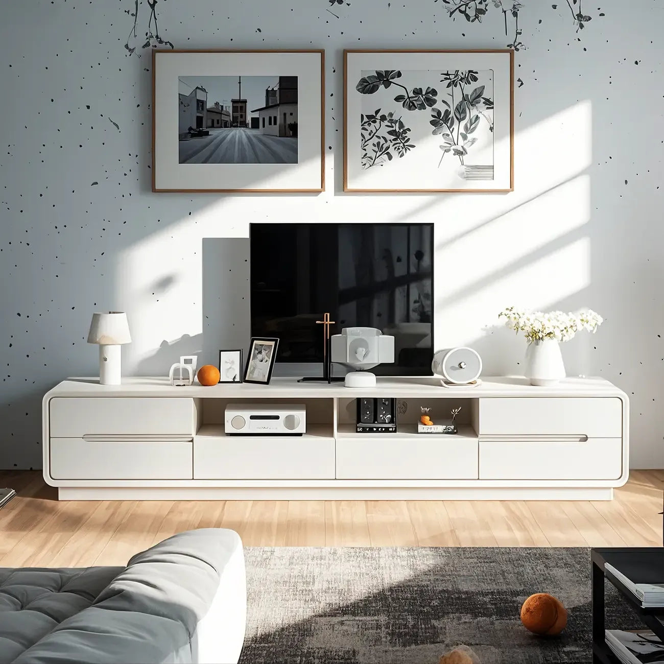 Meuble TV minimaliste en bois blanc avec rangements ouverts et tiroirs