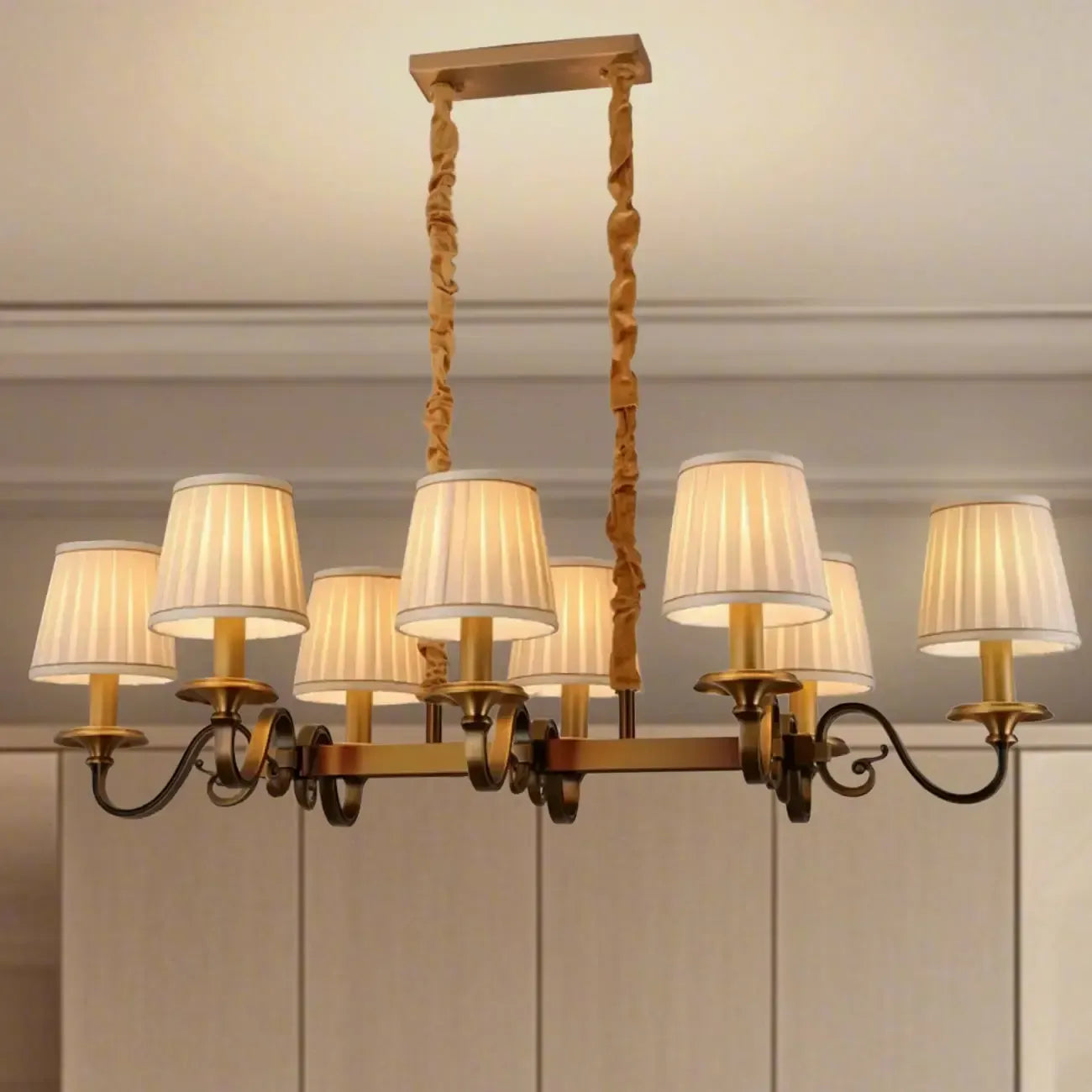 Lampadario a sospensione moderno regolabile color oro con paralume in tessuto