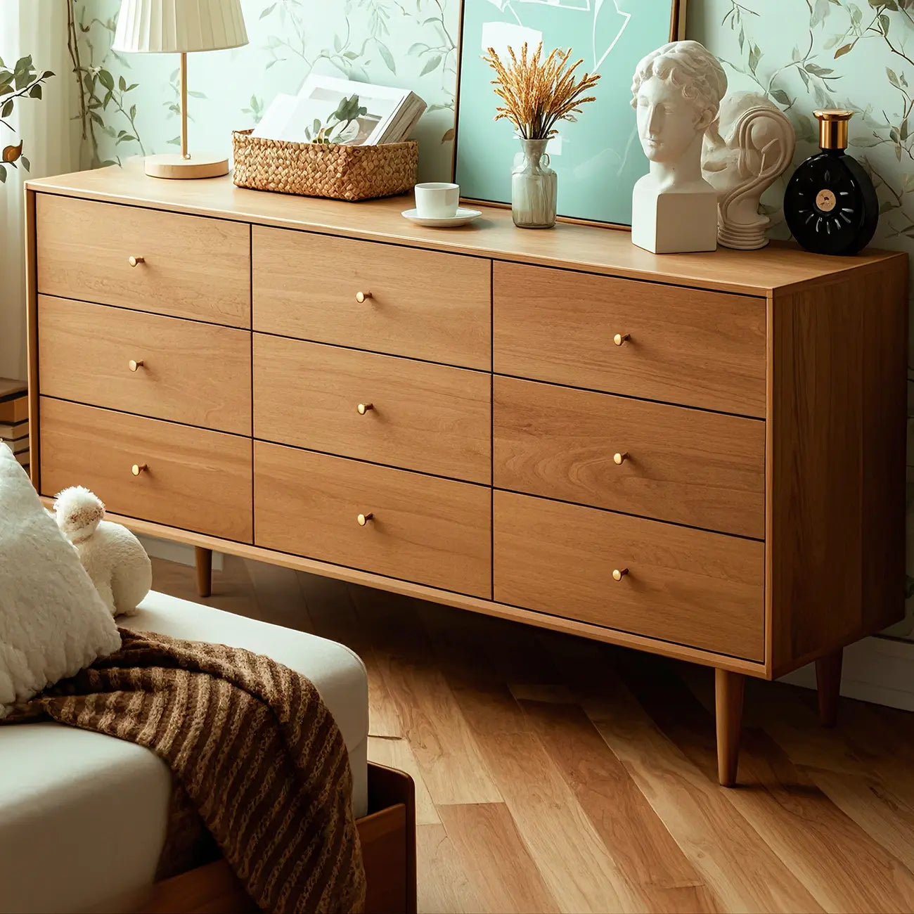 Commode double traditionnelle à 3 niveaux en bois naturel avec poignées dorées