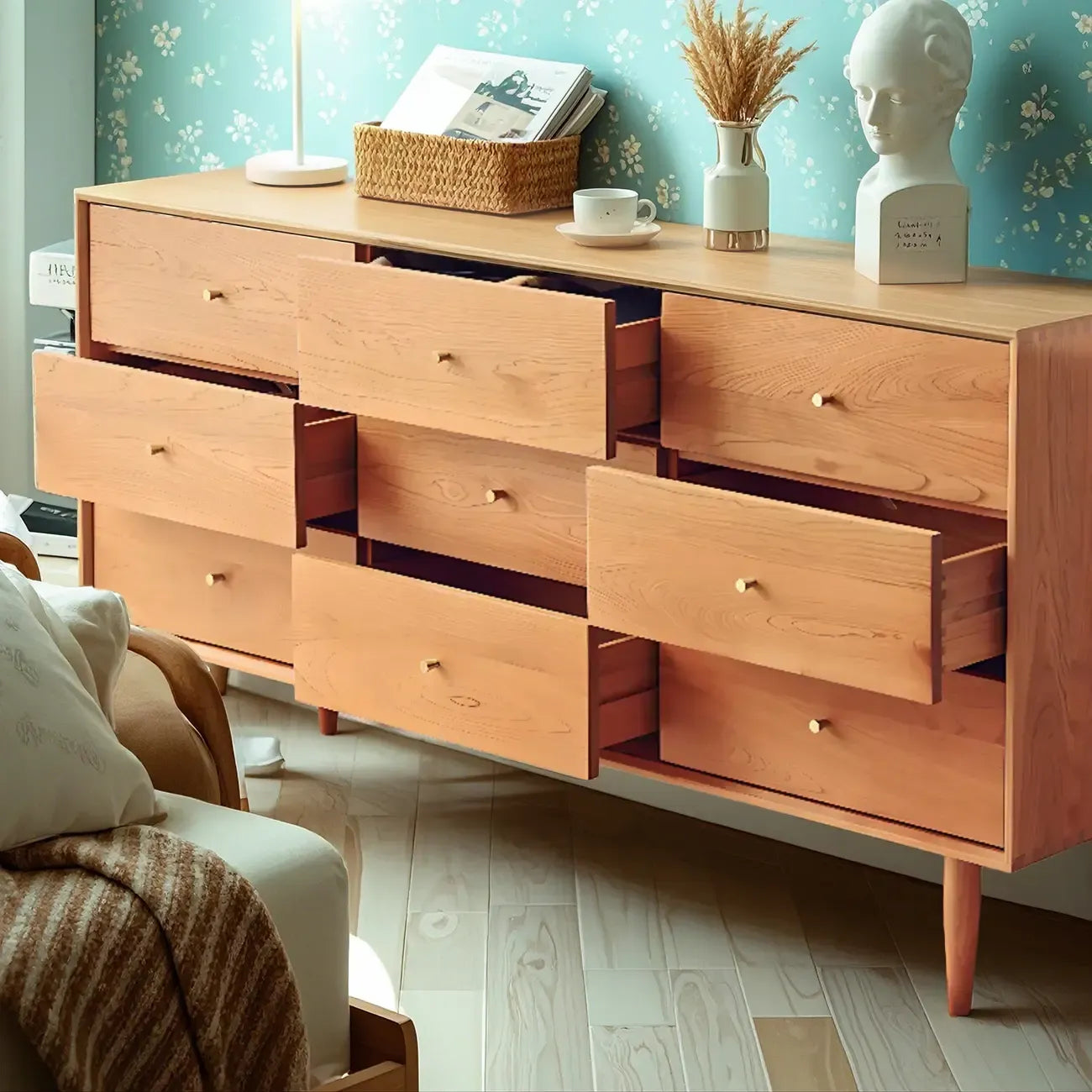 Commode double traditionnelle à 3 niveaux en bois naturel avec poignées dorées