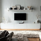 Meuble TV minimaliste en bois blanc avec gestion des câbles