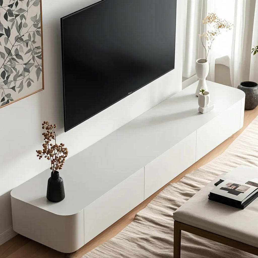 Meuble TV minimaliste en bois blanc avec gestion des câbles optimisée