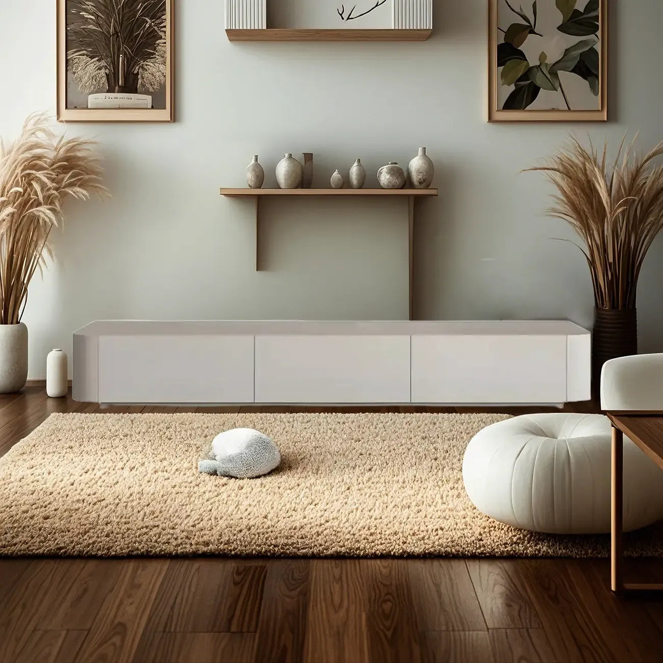 Meuble TV minimaliste en bois blanc avec gestion des câbles optimisée