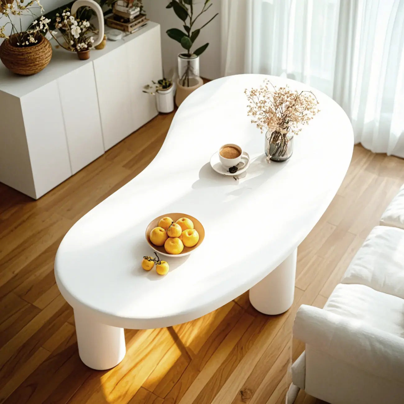 Petite table basse blanche moderne de forme irrégulière, facile à assembler