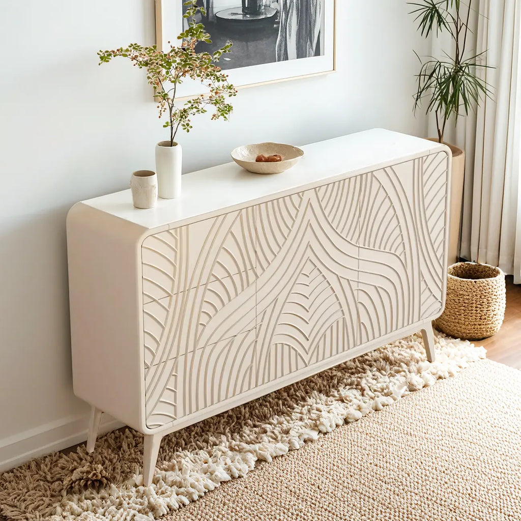 Commode glamour en bois blanc aux lignes saillantes et tiroirs à fermeture douce