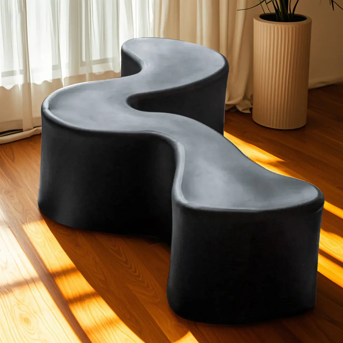 Table basse moderne en résine noire ondulée au design abstrait