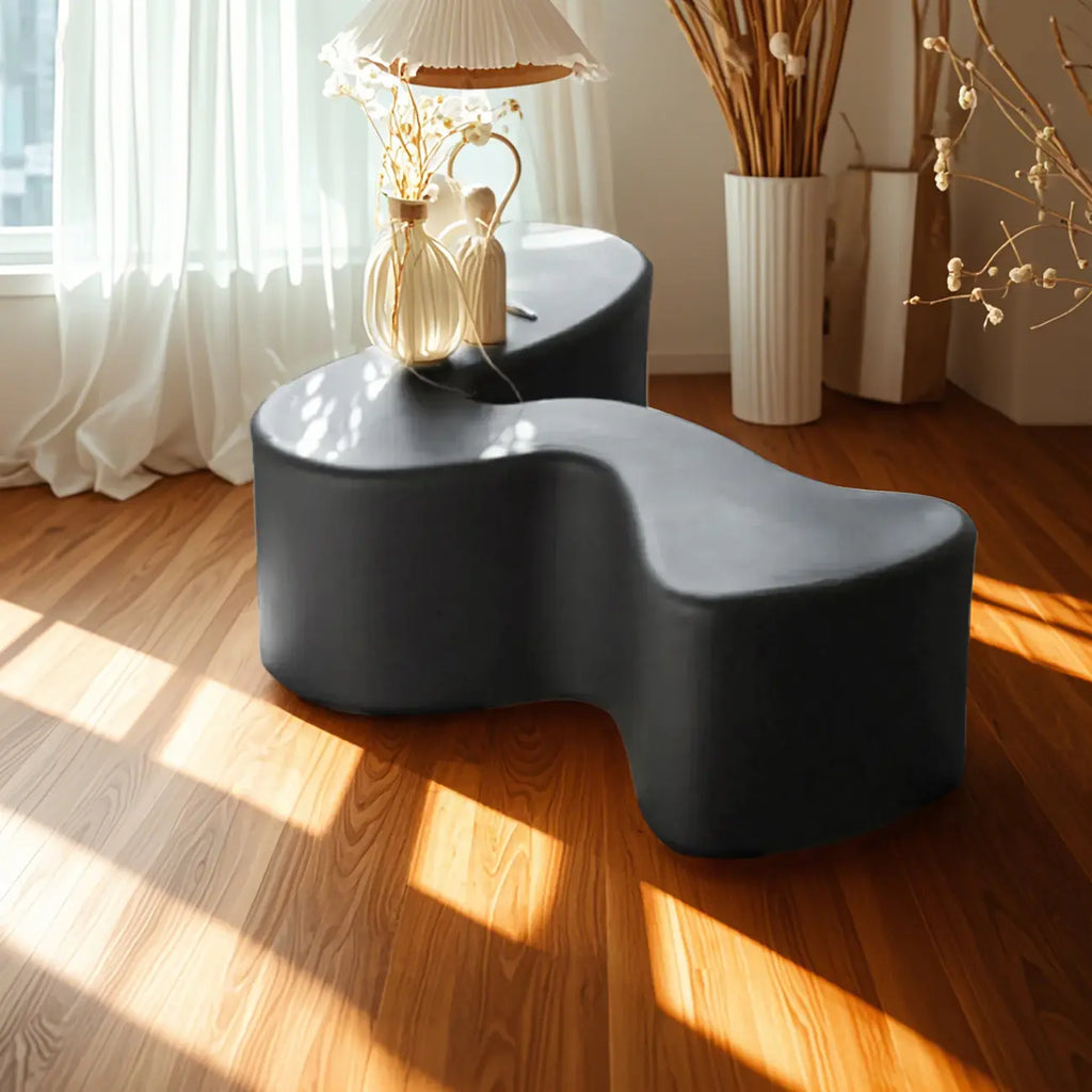 Table basse moderne en résine noire ondulée au design abstrait