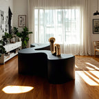 Table basse moderne en résine noire ondulée au design abstrait