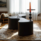 Table basse moderne en résine noire ondulée au design abstrait