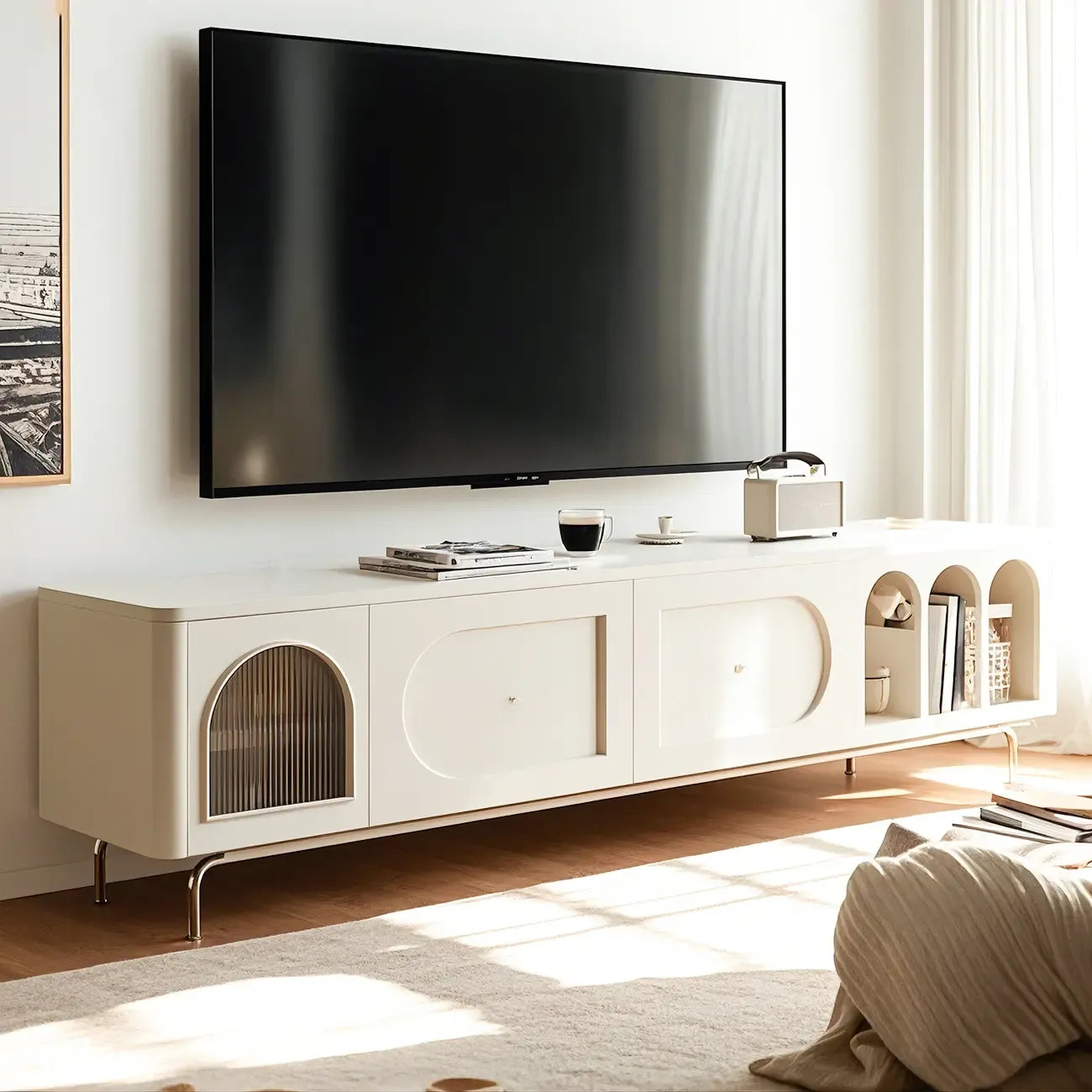 Mobile TV ad arco da 240 cm in legno bianco con nicchie e armadietti