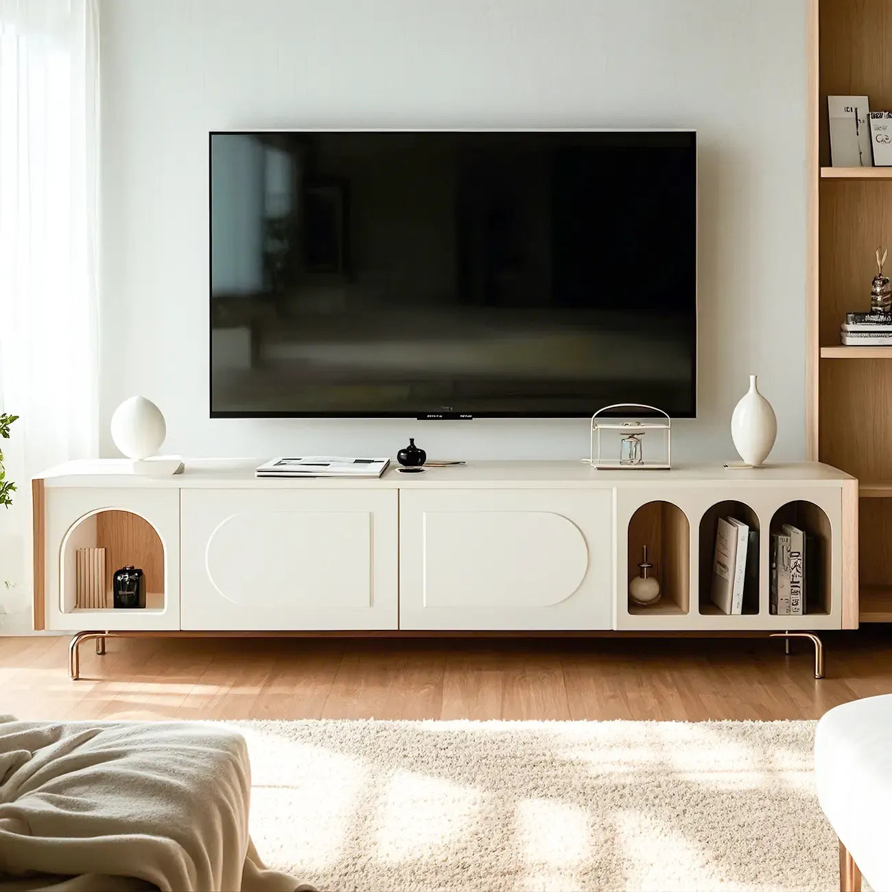 Mobile TV ad arco da 240 cm in legno bianco con nicchie e armadietti