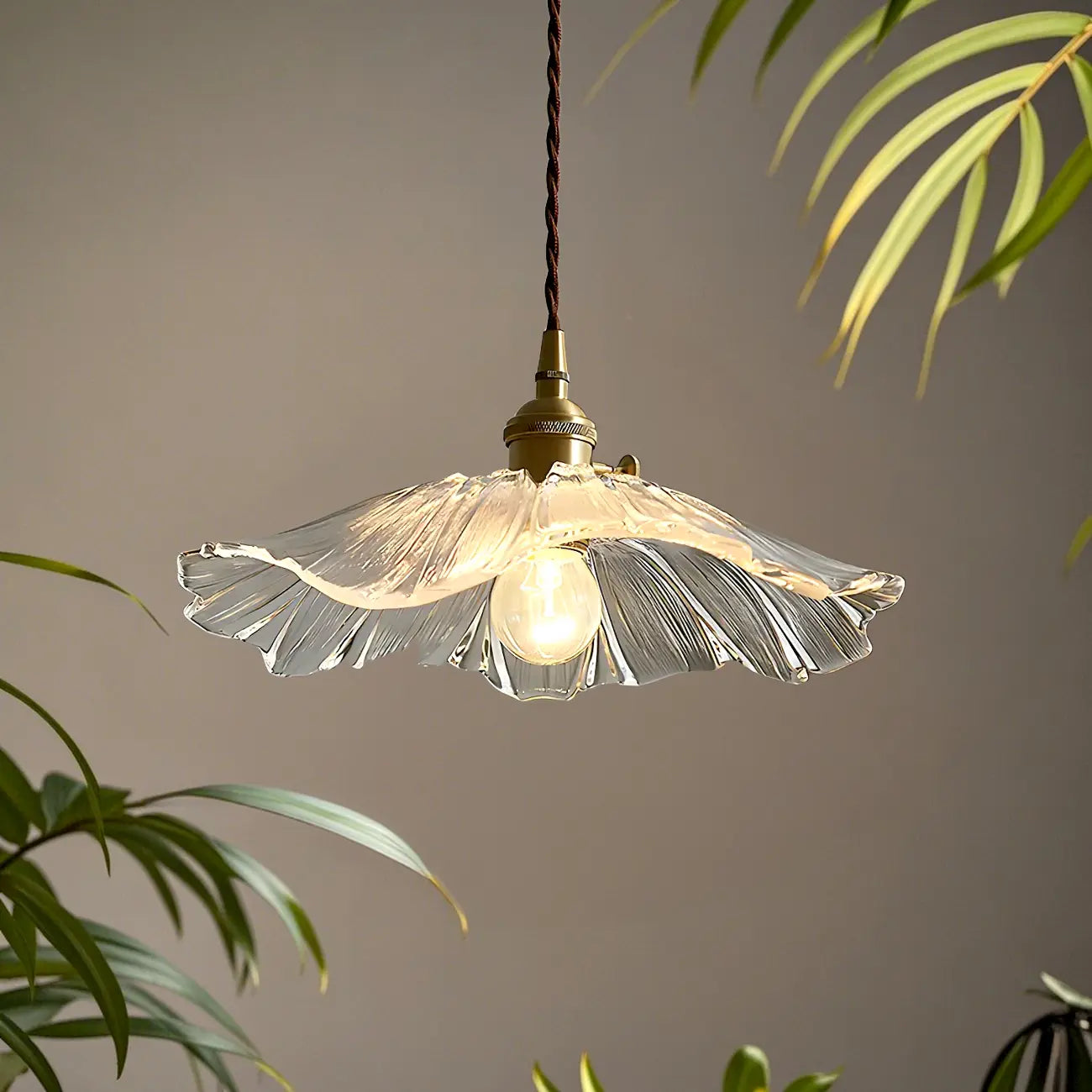 Suspension design en verre transparent en forme de feuille de lotus pour chambre à coucher