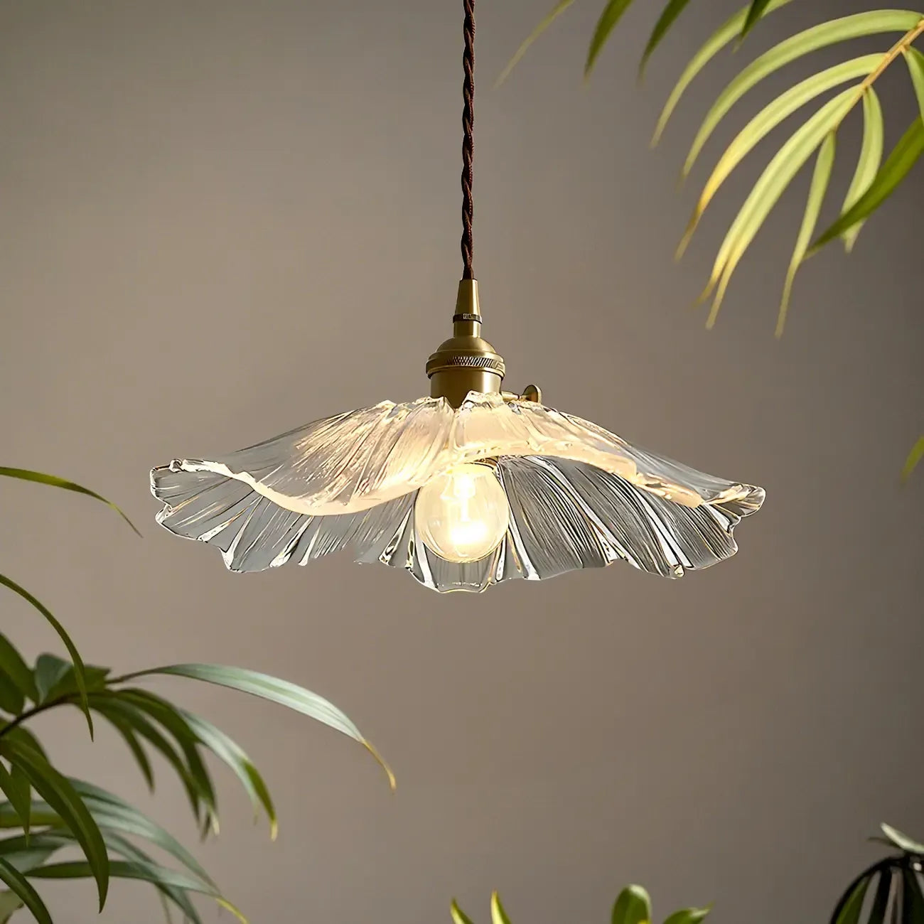 Suspension design en verre transparent en forme de feuille de lotus pour chambre à coucher