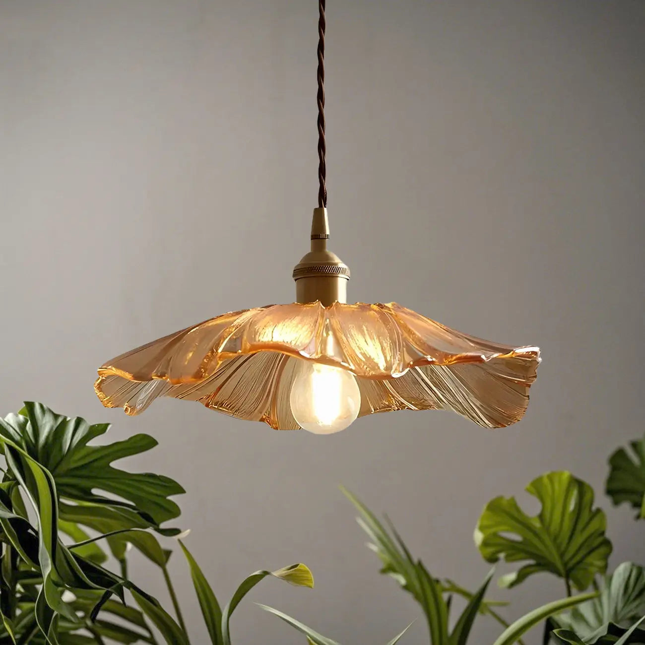 Suspension design en verre transparent en forme de feuille de lotus pour chambre à coucher