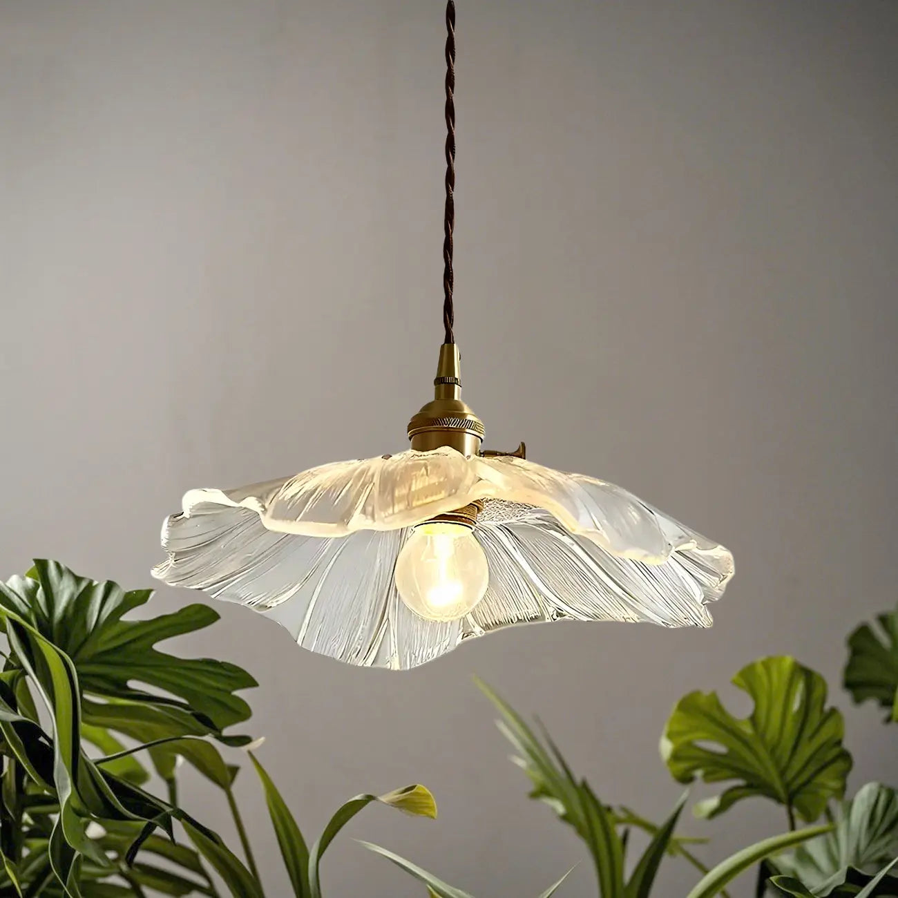 Suspension design en verre transparent en forme de feuille de lotus pour chambre à coucher