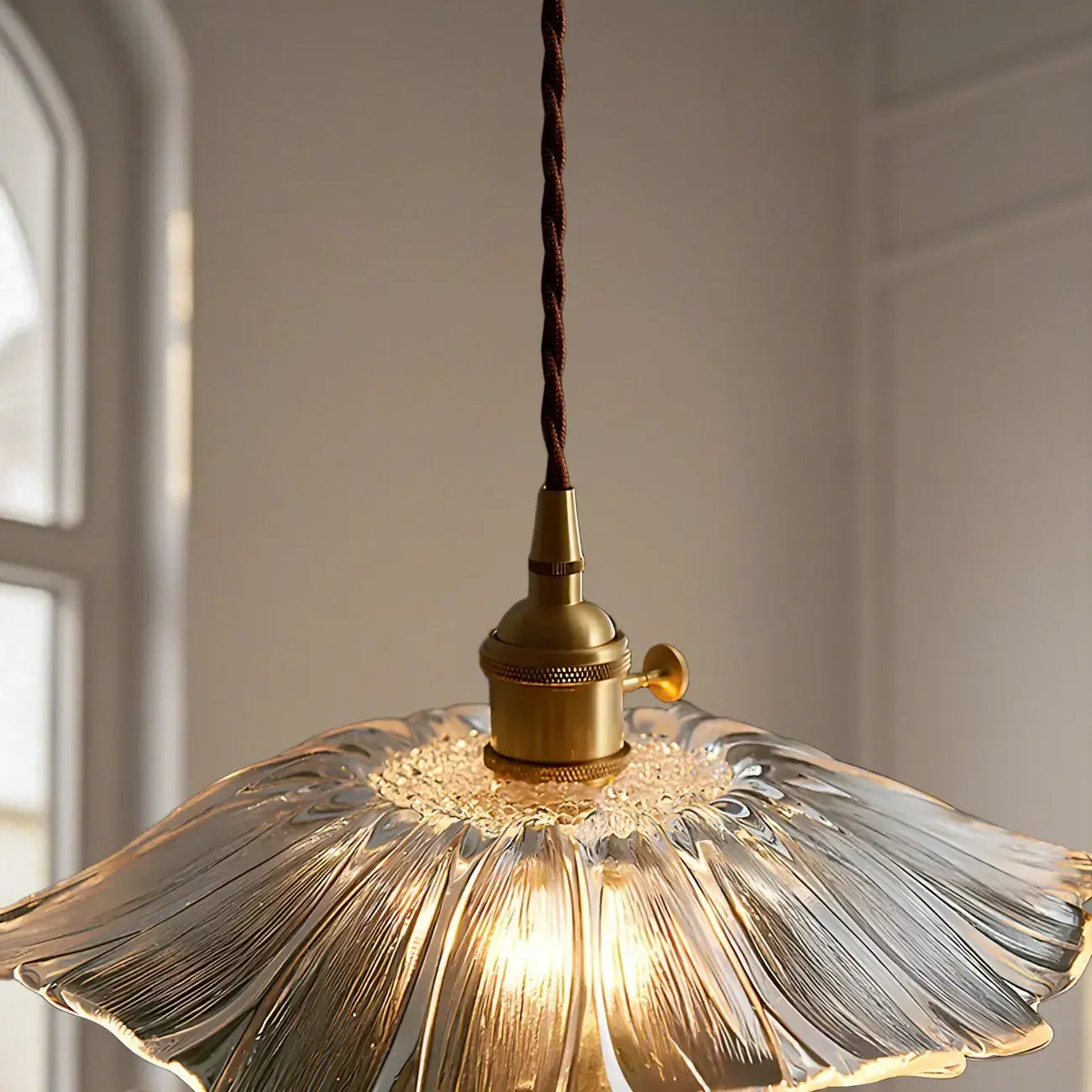 Suspension design en verre transparent en forme de feuille de lotus pour chambre à coucher