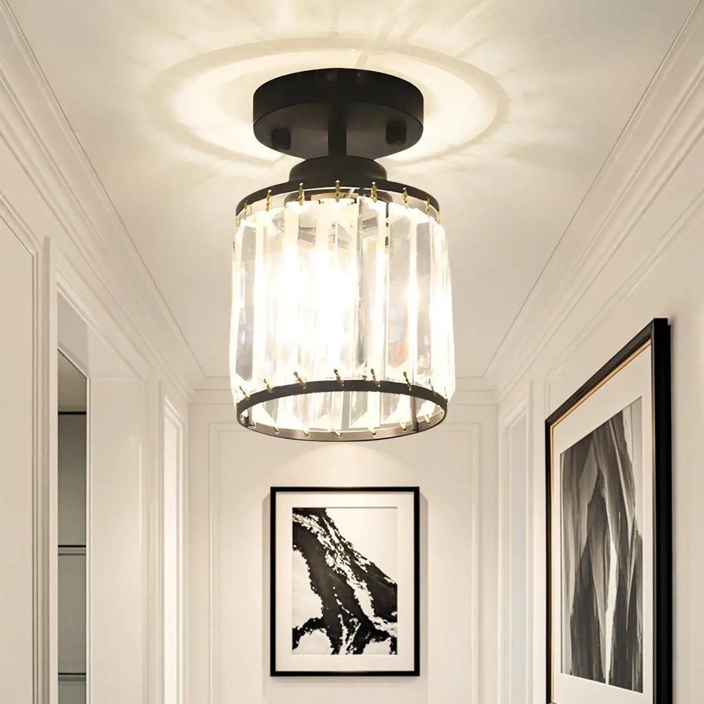 Plafonnier semi-encastré élégant en cristal clair, de forme cylindrique.