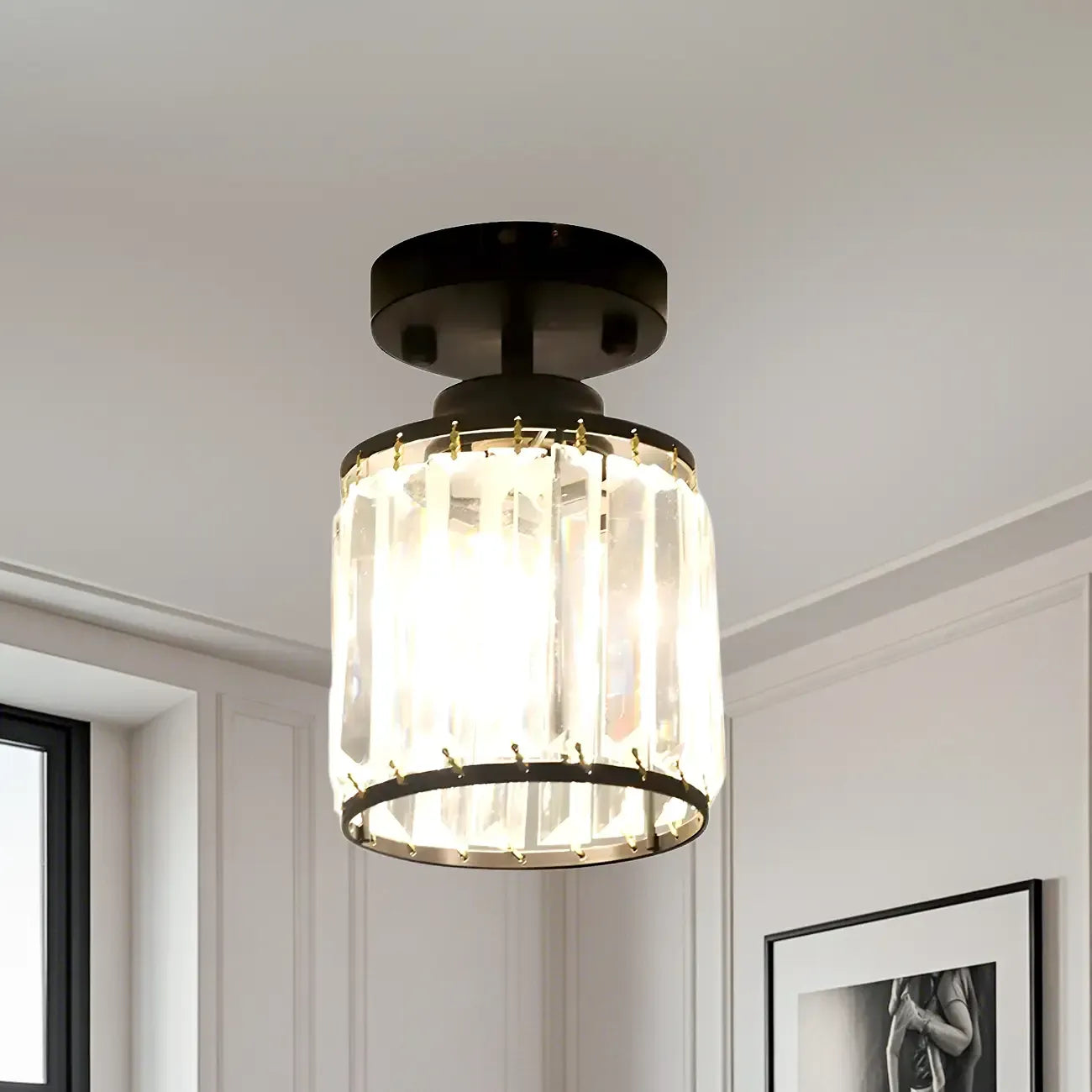 Plafonnier semi-encastré élégant en cristal clair, de forme cylindrique.