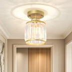 Plafonnier semi-encastré élégant en cristal clair, de forme cylindrique.