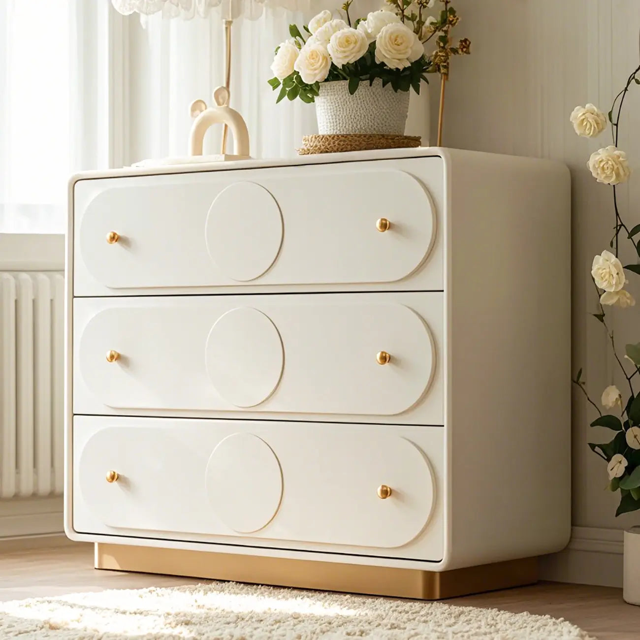 Commode élégante en bois blanc avec tiroirs pour le rangement de la chambre