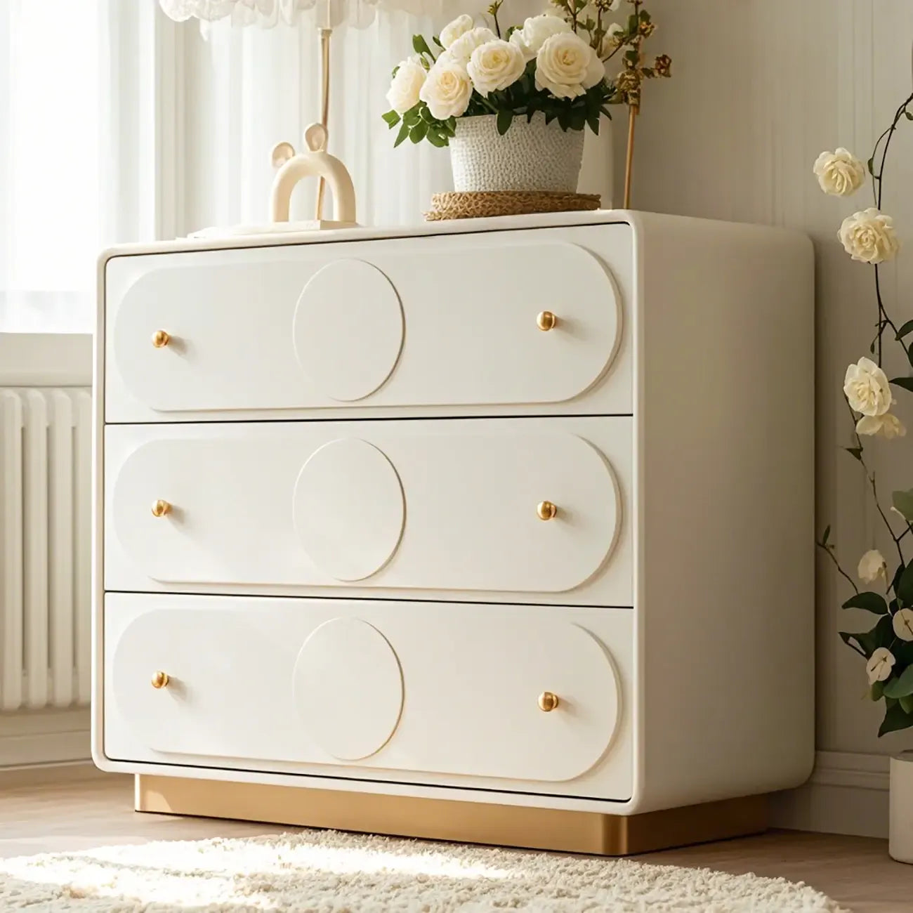 Commode élégante en bois blanc avec tiroirs pour le rangement de la chambre