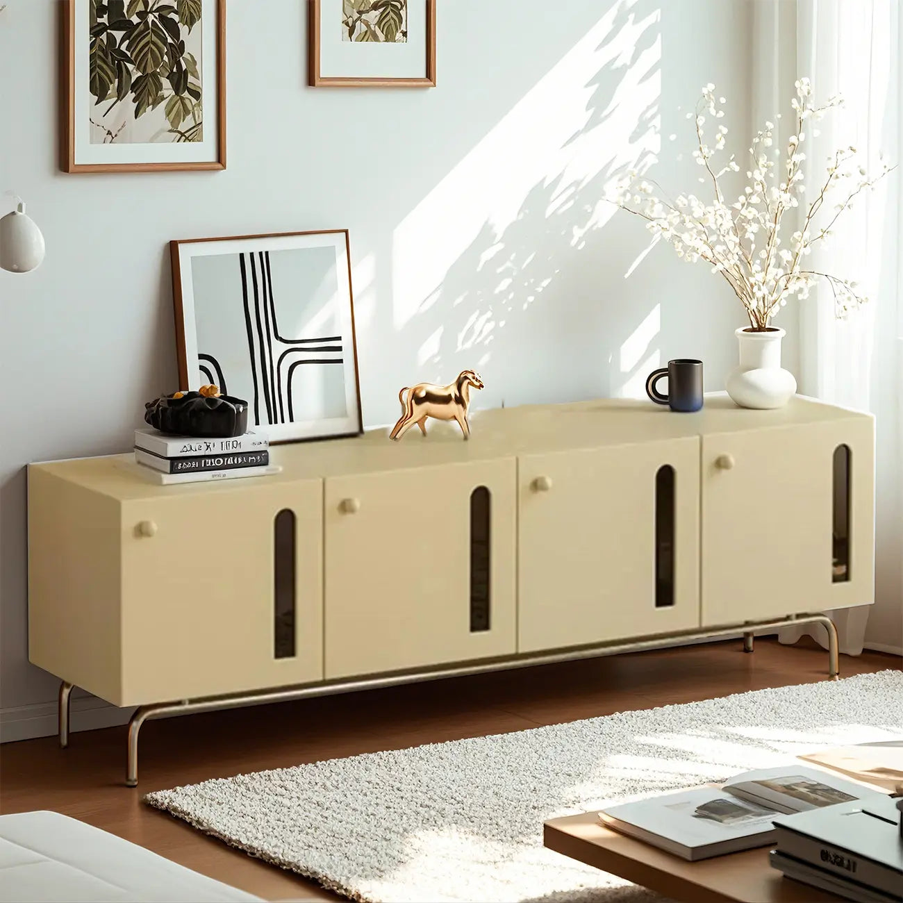 Meuble TV rectangulaire en bois brun avec pieds en métal pour salon