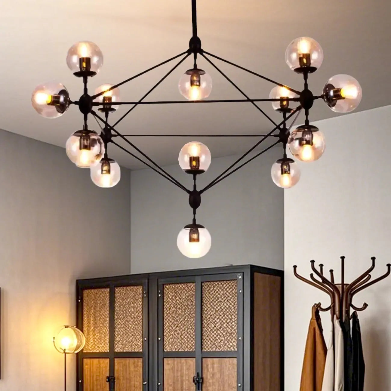 Lustre industriel noir à globe avec abat-jour en verre cognac