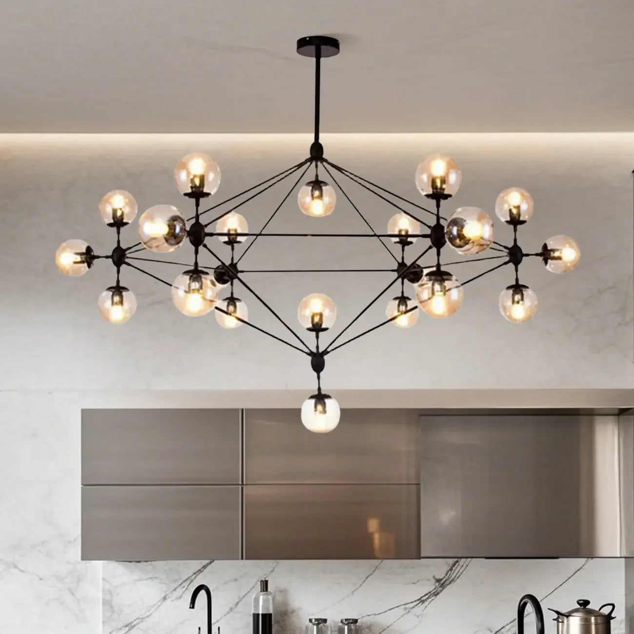 Lustre industriel noir à globe avec abat-jour en verre cognac