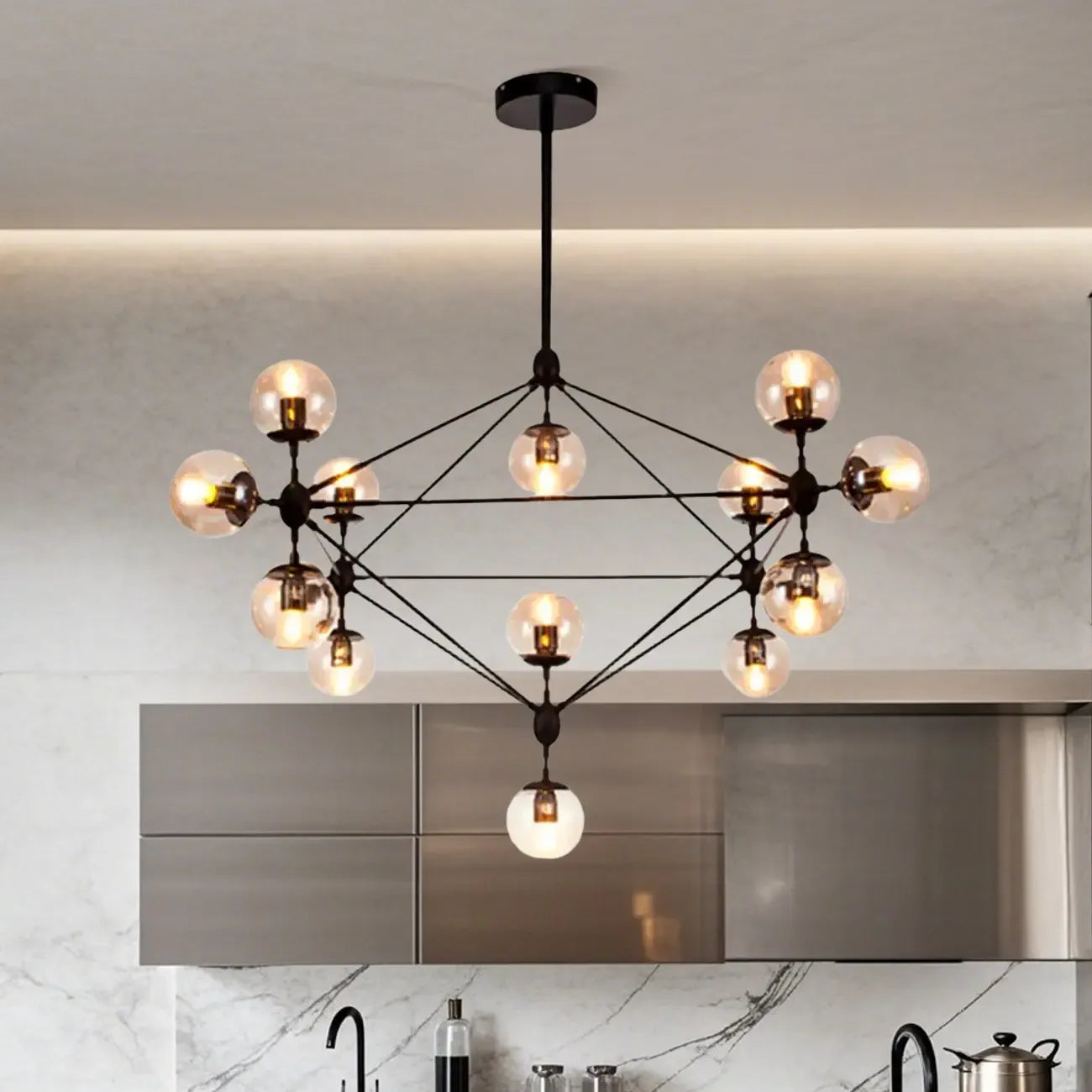 Lustre industriel noir à globe avec abat-jour en verre cognac