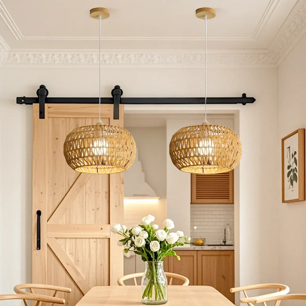 Suspension en rotin brun naturel pour une décoration de salle à manger moderne