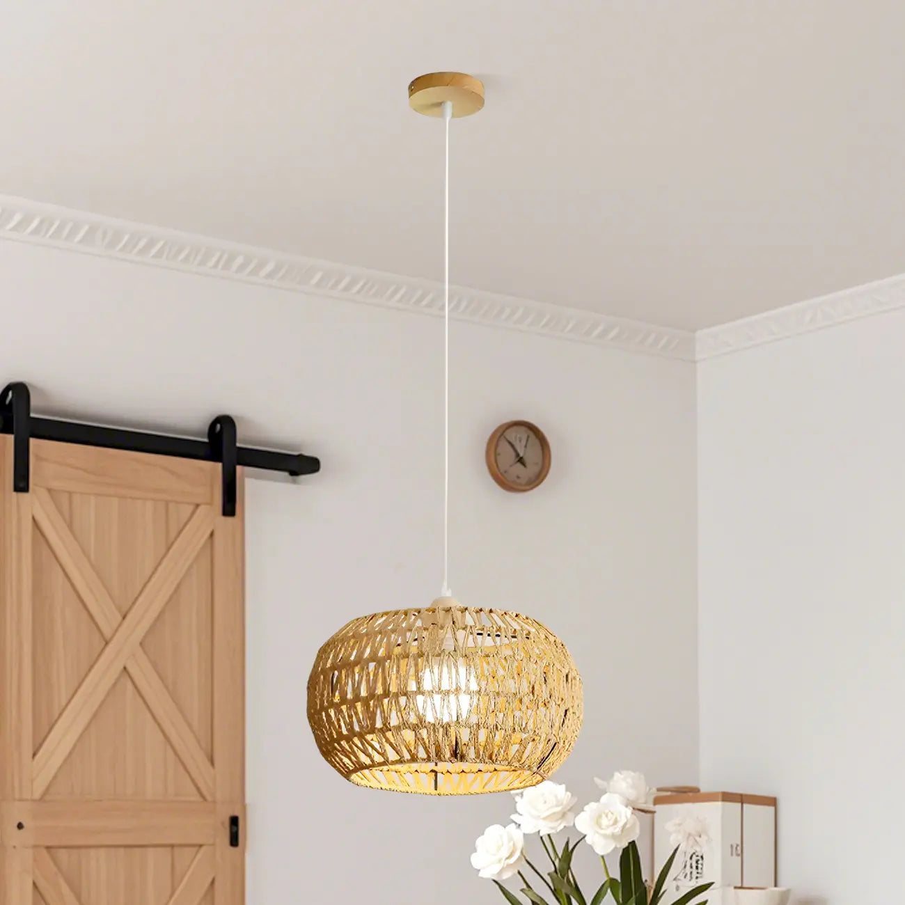 Suspension en rotin brun naturel pour une décoration de salle à manger moderne