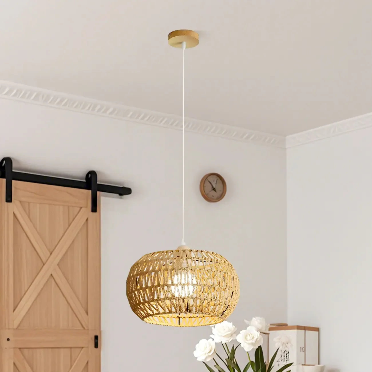 Suspension en rotin brun naturel pour une décoration de salle à manger moderne