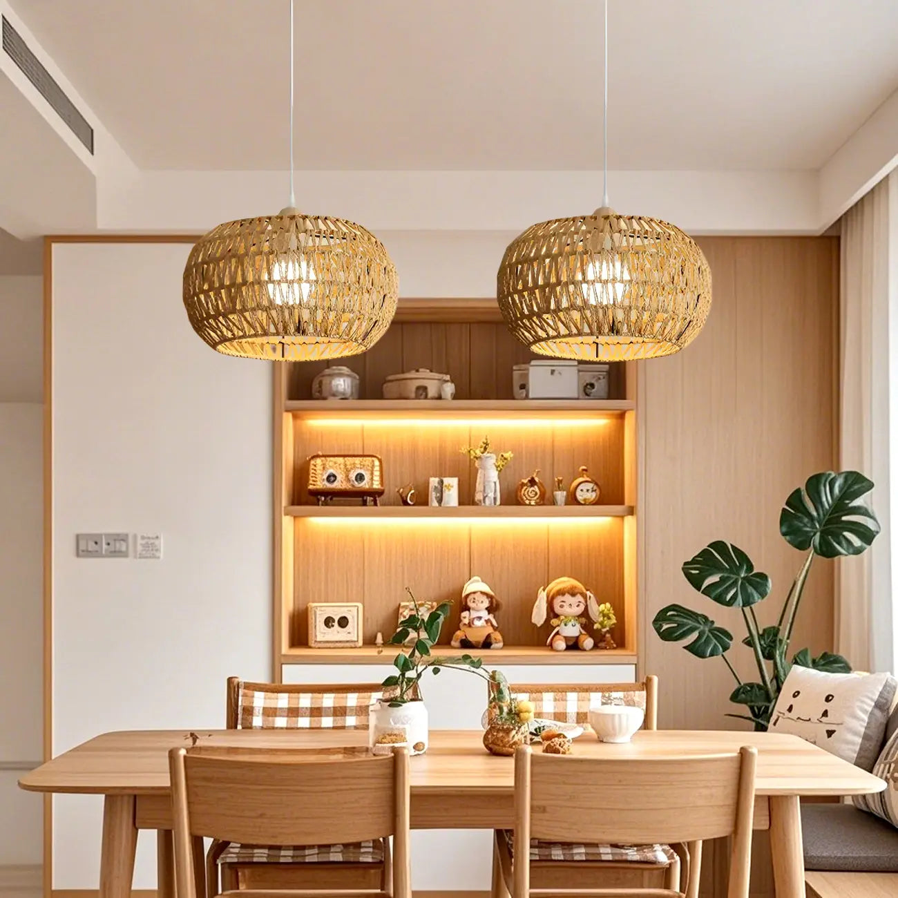 Suspension en rotin brun naturel pour une décoration de salle à manger moderne