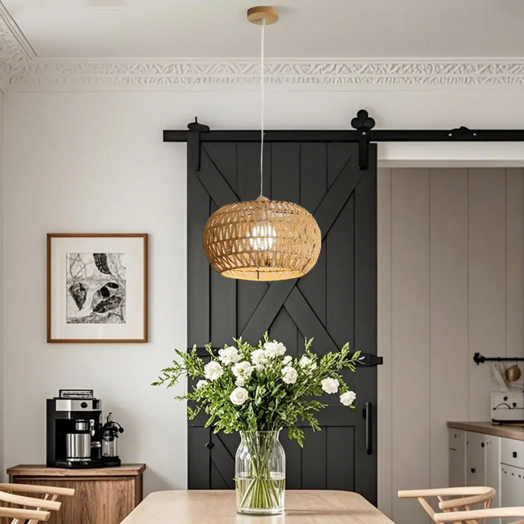 Suspension en rotin brun naturel pour une décoration de salle à manger moderne