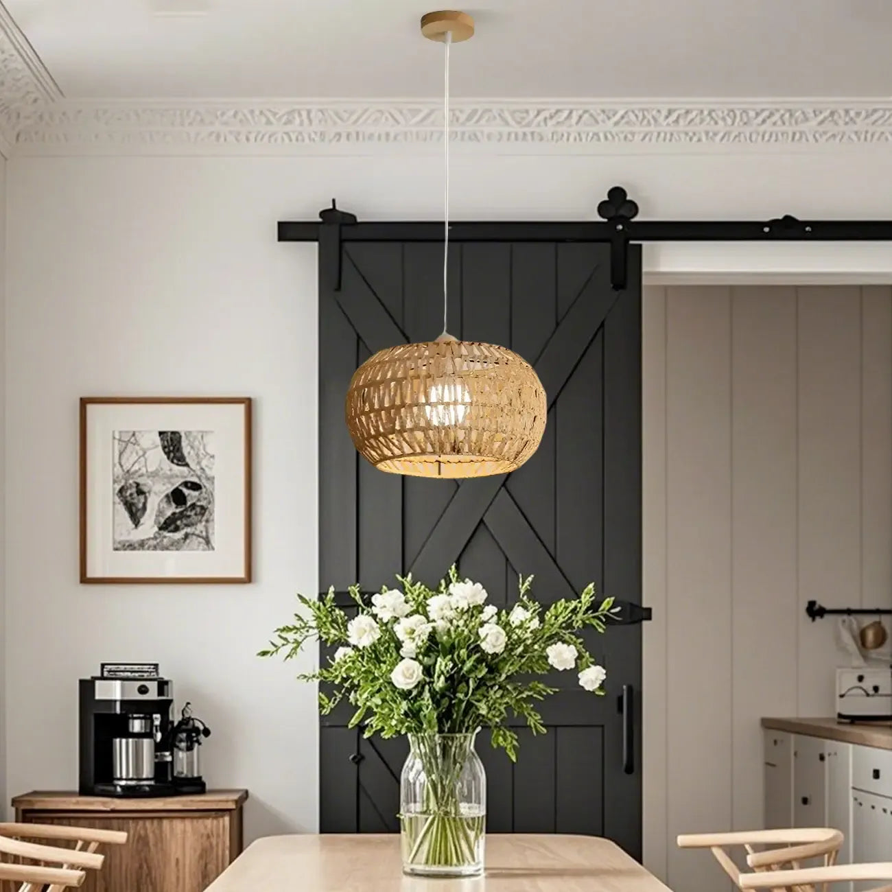 Suspension en rotin brun naturel pour une décoration de salle à manger moderne