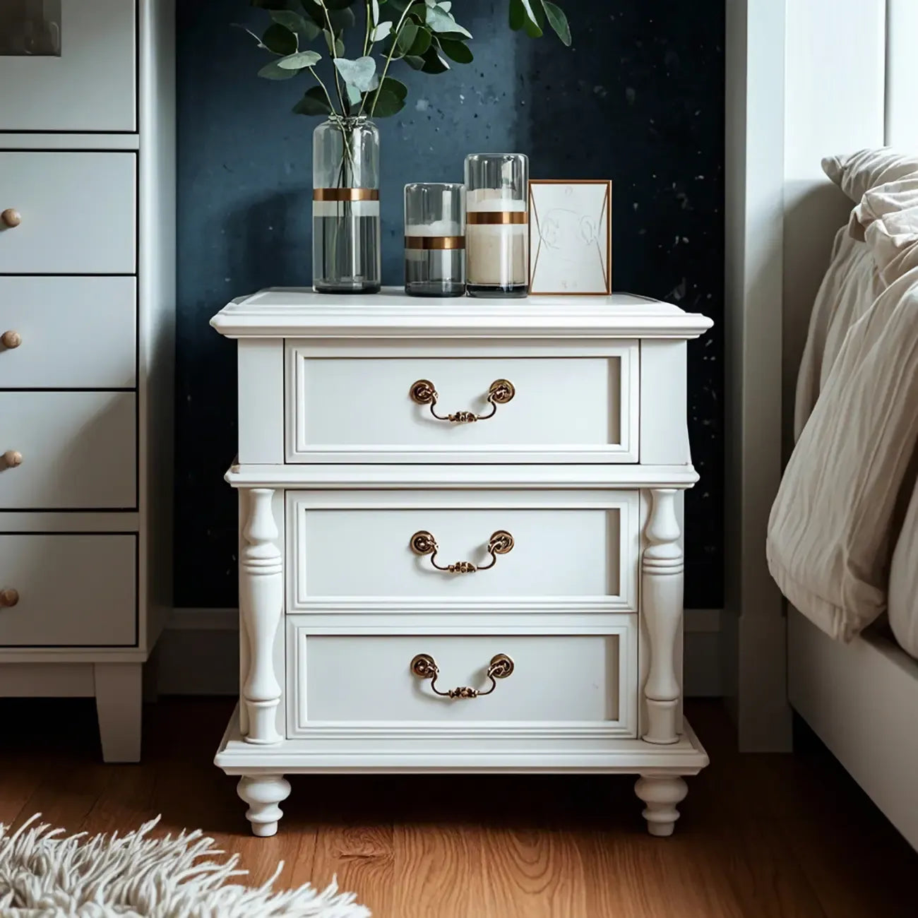 Table de chevet élégante en bois blanc avec 3 tiroirs de rangement