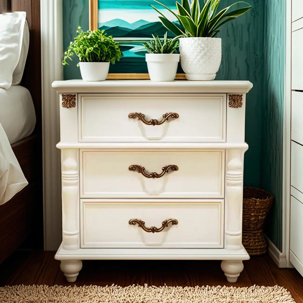 Table de chevet élégante en bois blanc avec 3 tiroirs de rangement