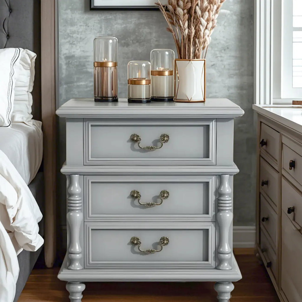Table de chevet élégante en bois blanc avec 3 tiroirs de rangement