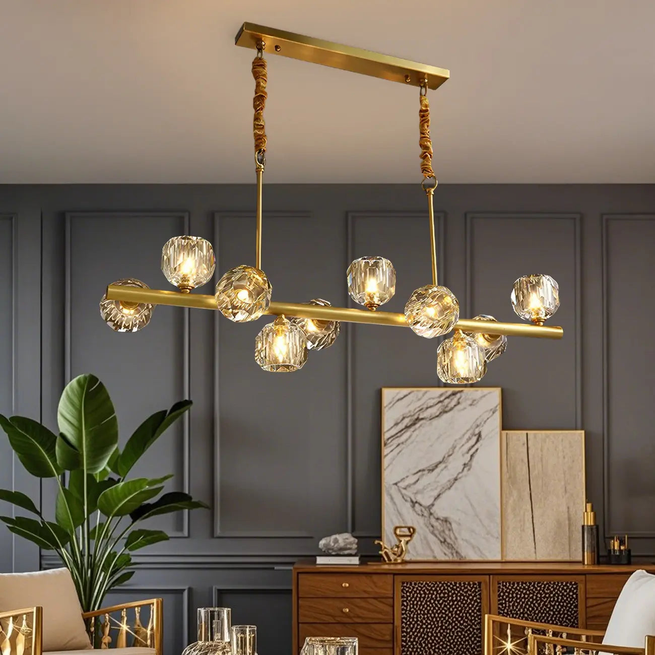 Grande suspension linéaire en métal et cristal doré pour cuisine