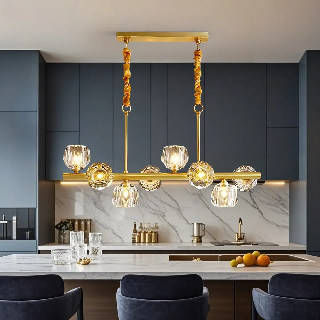 Grande suspension linéaire en métal et cristal doré pour cuisine