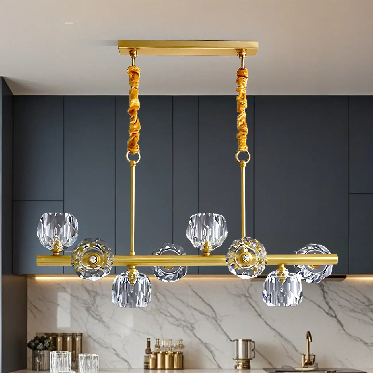 Grande suspension linéaire en métal et cristal doré pour cuisine