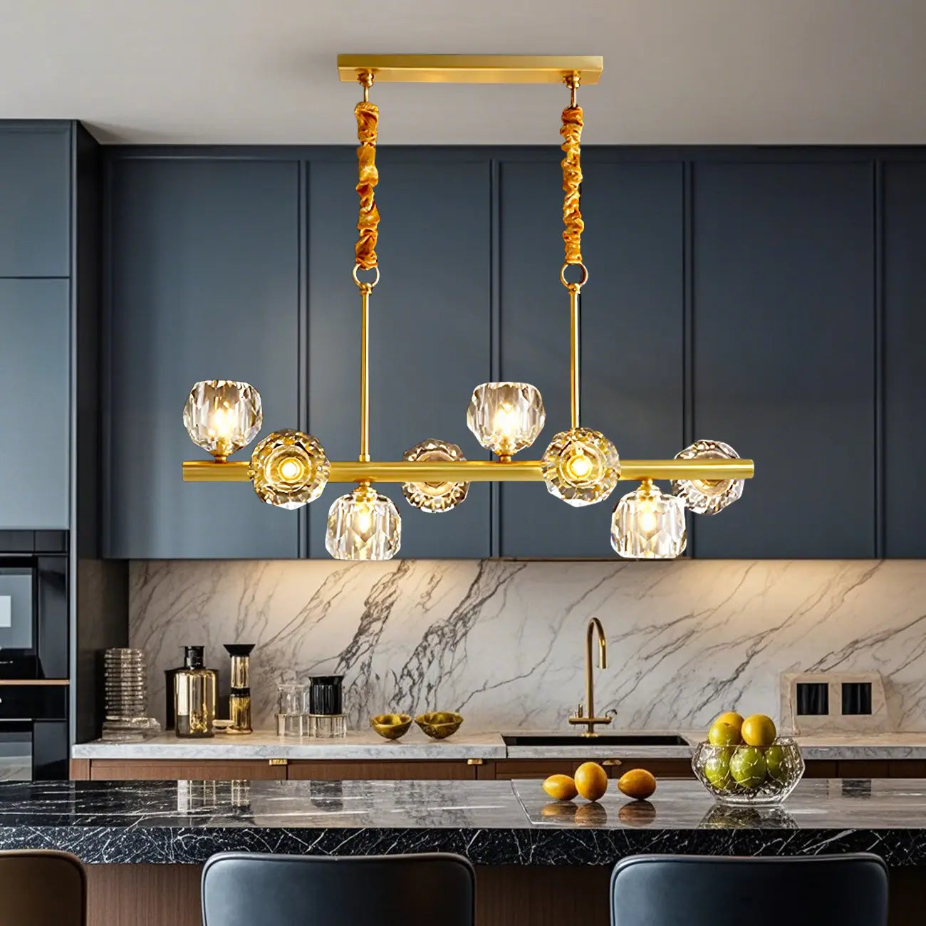 Grande suspension linéaire en métal et cristal doré pour cuisine