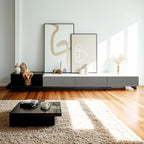 Meuble TV long en bois gris de 142 cm avec étagère ouverte et tiroirs de rangement