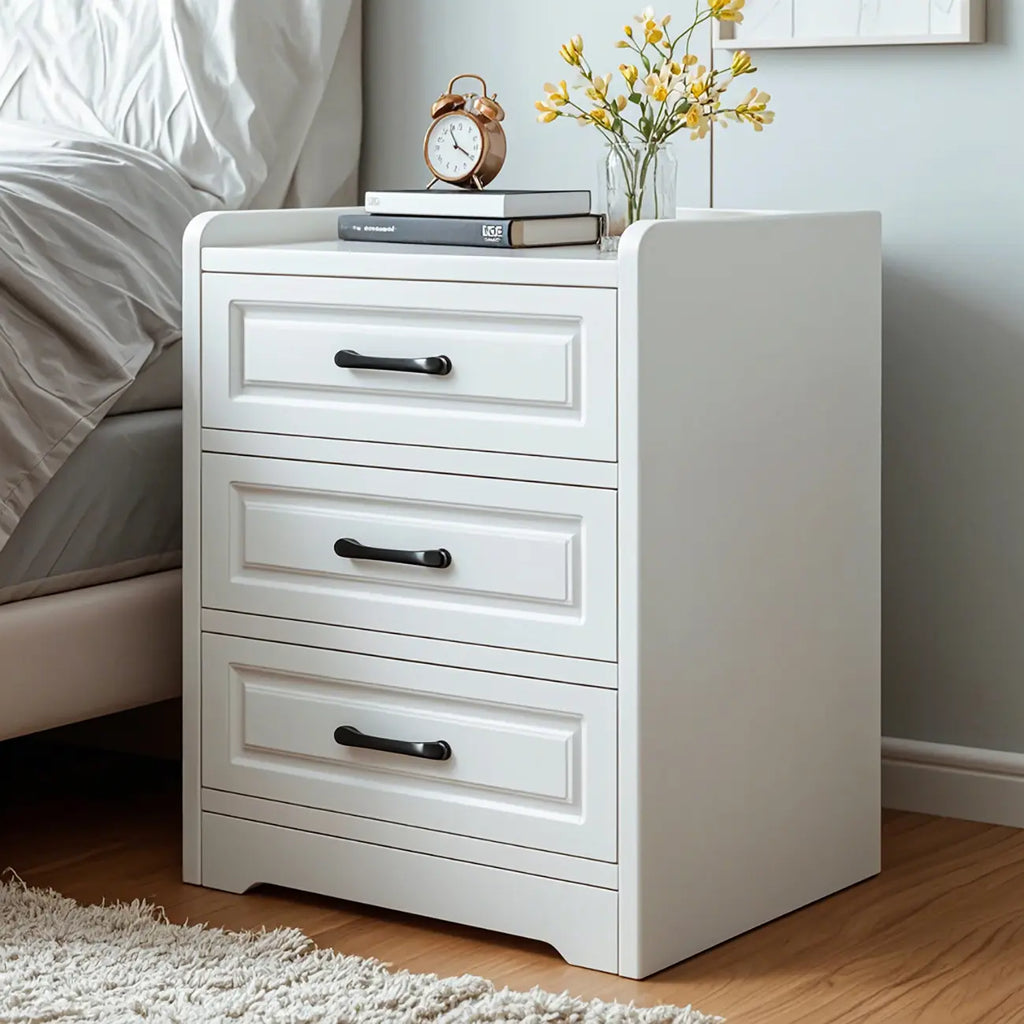 Table de chevet classique étroite en bois blanc avec 3 tiroirs